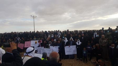مظاهرة حاشدة في مدخل قرية أبو تلول بالنقب ضد عنف الشرطة